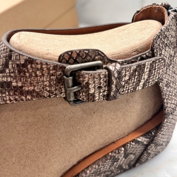 WOMEN'S Gentle Souls By Kenneth Cole Gisele Wedge Sandal, Antique Gold Metallic - Picture 6 of 12